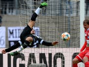 Luganos Carlinhos versucht es akrobatisch (Bild: KEYSTONE/TI-PRESS/SAMUEL GOLAY)