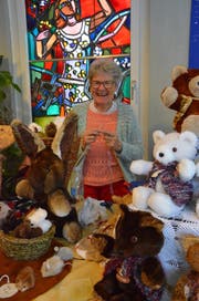 Die Felltiere und Teddybären erfreuen nicht nur das Herz von Herstellerin und Marktstandbetreiberin Helene Lingenhel. (Bild: Christoph Heer)