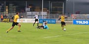Da war die Seveler Welt noch in Ordnung: Saltuk Semiz (rechts) hat soeben die gegnerische Abwehr inklusive Torhüter hat Saltuk Semiz gekonnt ausgespielt, der heranstürmende Vincenzo Cauterucci vollendet den Angriff zum 1:0. (Bild: Robert Kucera=