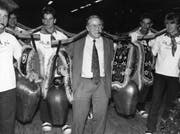 EWR-Beitrittsgegner Blocher läutet am 30. November 1992 mit Treicheln und Zigarre den Endspurt ein. Zwei Tage später feiert er seinen grössten politischen Triumph. (Bild. Keystone)