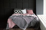 Wer im Schlafzimmer mit Stil beeindrucken will, träumt heute in Leinen, mit Laken. Und ohne Wursteldaunendecke. (Bild: Getty)