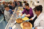 Qual der Wahl: Im Angebot waren 14 verschiedene Sorten von Fladen, die in Stücke geschnitten wurden. (Bilder: Yvonne Aldrovandi-Schläpfer)