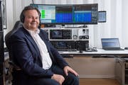 Wolfgang Sidler mit seiner Funkanlage. (Bild: Boris Bürgisser, Hünenberg 3. April 2019)