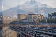 Blick auf den Bahnhof Luzern. Künftig werden hier deutlich weniger Gleise nötig sein. (Bild: Nadia Schärli, 6. April 2019)