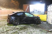 Das stark beschädigte Auto der Unfallverursacherin. (Bild: Kapo Schwyz (Einsiedeln, 13. April 2019))