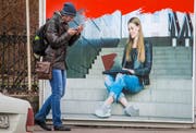 Bringt das neue Internetgesetz Sicherheit oder Zensur? Im Bild eine Plakatwerbung für schnelles Internet in St. Petersburg. (Bild: Dmitri Lovetsky/AP (11. April. 2019))