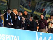 Oppositionspolitiker Ekrem Imamoglu winkt am Fussballspiel vom Wochenende seinen Anhängern zu. (Bild: Erhan Sevenler/Getty, Istanbul)