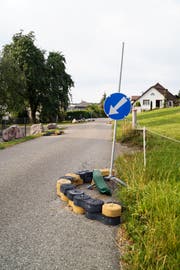 Die Inseln zur Verkehrsberuhigung auf dem Braunauer Kirchensteig. (Bild: Roman Scherrer)