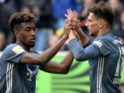 Kingsley Coman (links) klatscht mit Leon Goretzka ab (Bild: KEYSTONE/EPA/SASCHA STEINBACH)