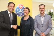 Präsident Michael Meier heisst Martina Tresch-Regli im Vorstand als Ersatz für das frischgewählte Ehrenmitglied Ralph Aschwanden herzlich willkommen. (Bild: Paul Gwerder, Schattdorf, 12. April 2019)