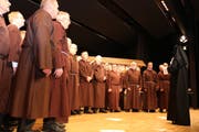 Ob als Mönche oder Soldaten – der Männerchor Oberbüren gab sowohl gesanglich als auch schauspielerisch eine gute Figur ab. (Bilder: Christof Lampart)
