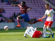 Dem Servettien Koro Koné (in granatrot) läuft es derzeit blendend mit Servette in der Challenge League: 2 Tore vom 1:2 zum 3:2 gegen Chiasso (Bild: KEYSTONE/SALVATORE DI NOLFI)