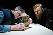 Tim Wismer (rechts) lässt ein Elfenbeintürmchen bei Kunsthistoriker Walter Abegglen einschätzen. (Bild: Stefan Kaiser, Zug, 13. April 2019)