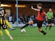 Auch Schattdorfs Robin Mahrow (am Ball) schafft es nicht, während seiner 88 Minuten Einsatzzeit gegen Obergeissenstein zu reüssieren. (Bild: Urs Hanhart, Schattdorf, 22. September 2018)