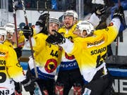 Die Erleichterung ist den Berner Spielern anzusehen nach 3:2-Siegtreffer in der Verlängerung (Bild: KEYSTONE/ALEXANDRA WEY)