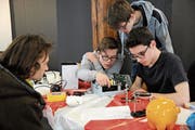 Repair-Cafe Altdorf: Gemeinsam reparieren drei junge Fachleute ein defektes elektronisches Gerät. (Bild: Urs Hanhart (Altdorf, 13. April 2019))
