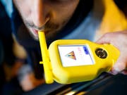 Betrunken mit dem Velo auf der Autobahn unterwegs: In der Nacht auf Sonntag wurde ein 27-jähriger Mann bei Kreuzlingen TG aus dem Verkehr gezogen. (Bild: KEYSTONE/VALENTIN FLAURAUD)