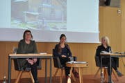 Vernissage des Buchs "111 Orte rund um den Säntis, die man gesehen haben muss" am 12. April 2019 im Säntis-Das Hotel. von links: Autorin Nina Kobelt, Moderatorin der Vernissage Seraina Kobelt, Autorin Silvia Schaub. (Bild: Sabine Camedda)