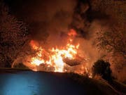 Trotz intensivem Einsatz der Feuerwehr wurde das Chalet ein Raub der Flammen. (Bild: Kantonspolizei Wallis)