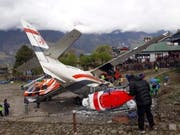 Gefährlichster Flughafen der Welt: In Lukla beim Mount Everest ist ein Kleinflugzeug von der Startbahn abgekommen und gegen zwei Helikopter geprallt. Drei Menschen kamen ums Leben. (Bild: KEYSTONE/RAM NEPAL)