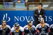 Zugs Cheftrainer Dan Tangnes (hinten) war mit dem Spiel seiner Mannschaft am Samstag nicht zufrieden. (Bild Alexandra Wey/Keystone (Zug, 13. April 2019))