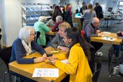 Der erste Smartphone- und Tablet- Workshop in der Bibliothek in Zug fand Mitte Januar statt. (Bild: Maria Schmid, Zug, 12. Januar)