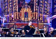 Ungewöhnlicher Mozart: der Geiger Dmitry Smirnov als Solist der Festival Strings Lucerne in der Pfarrkirche Andermatt. (Bild: Peter Fischli)