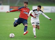 Davide Giampà (links) vom SC Cham und Valérian Boillat vom FC Köniz. (Bild: Maria Schmid, Cham, 13. April 2019)