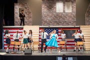 Die Amateurschauspieler des Theatervereins Fürstenland proben für ihr neustes Stück, den Broadway-Klassiker «Hairspray». (Bild: Urs Bucher (14. April 2019))