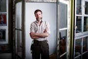 Philip Weber aus Zug spielt die Rolle eines teuflischen Schattens. (Bild: Stefan Kaiser, 3. April 2019)