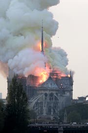 Die Höhe des Brandherdes ist für die Feuerwehr ein Problem. (Bild: Keystone)