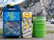Recycling oder weniger Stromverbrauch: Unternehmen können mit ökologischer Nachhaltigkeit nur selten Investoren gewinnen oder den Umsatz steigern, profitieren laut einer Studie aber von Kosteneinsparungen und einer Image-Verbesserung. (Symbobild) (Bild: KEYSTONE/CHRISTIAN BEUTLER)