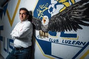Genesio Colatrella in der Swisspor-Arena vor einem Bild, das einst die heutigen FCL-Profis Ruben Vargas und Filip Ugrinic als Projektarbeit für die Schule malten. (Bild: Dominik Wunderli (Luzern, 15. April 2019))