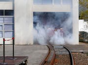 Der neue Zug fährt eingehüllt in künstlichen Nebel aus der Werkhalle bei der Stadler Rail in Altenrhein. (Bild: Rudolf Hirtl)