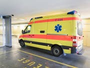 Ein Schwerverletzter lag nach der YB-Meisterfeier vom Sonntag in einer Tiefgarageneinfahrt in Bern: Die Ambulanz brachte ihn ins Spital. (Bild: KEYSTONE/GAETAN BALLY)