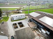 Im Container neben der stillgelegten ARA und der Kompostieranlage leben derzeit fünf Asylsuchende, bis zu 15 hätten Platz. (Bild: Andrea Stalder)