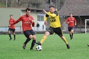 Der Altdorfer Kartal Cil im Zweikampf mit dem Perler Raphael Müller (links). Bild: Urs Hanhart (Altdorf, 14. April 2019)