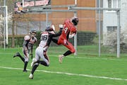 Der Zuger Wide Receiver Silvan Soom (in Rot) ist auf dem Weg zu einem spektakulären Touchdown. (Bild: Philipp Meier (Zug, 13. April 2019))