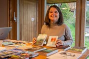 Home-Office: Verena Schneider in ihrem Verlagsbüro in Urnäsch, das gleichzeitig ihr Zuhause ist. (Bild: Claudio Weder)