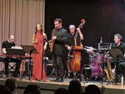 Die SSC Big Band Rheintal, hier mit Präsident Erich Koller (stehend am E-Bass), Uschi Palmisano, Lukas Stocker (Piano) und Schlagzeuger Wolfgang Ludescher beschenkte sich zu ihrem 25. Geburtstag selbst mit dem Auftritt des Gaststars Baptiste Herbin (mit Saxofon). (Bild: Ulrike Huber)
