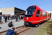 Dutzende Fotografen sind zur Stelle, als der erste «Capricorn»-Zug der Rhätischen Bahn präsentiert wird. (Bild: Rudolf Hirtl)