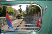 Die «Funicolare» vom Bahnhof nach Orselina verläuft entlang von Villen und Parks hoch bis zur Talstation der Cardada-Luftseilbahn.