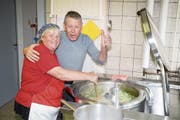 Suppenköchin Marthi Bissig-Imholz und Brosi Arnold kosten den zweiten Sud Gemüsesuppe. (Bild: Franz Imholz)