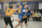 Viel Kampf für HCK-Spieler Thomas Hofstetter (Mitte). (Bild: Corinne Glanzmann (Kriens, 16. Dezember 2018))