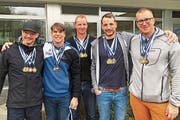 Die erfolgreichen Flöser Männer sind schwer mit Medaillen behangen: Pascal Schlegel, Jorge Diez Etcheverry, Walter Rohrer, René Weder und Nils Krönert (von links). (Bild: PD)
