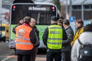 Dieses Bild gehört der Vergangenheit an: Am Montag brauchte es keine Personenlenker mehr, weil die Zentralbahn den regulären Betrieb wieder aufnahm. (Bild: Nadia Schärli, Hergiswil, 18. März 2019)