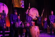 Die Musiker demonstrieren ihr Können an den japanischen Taiko-Trommeln. (Bild: Fynn Wohlgensinger)