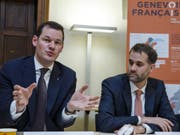 Die Genfer Regierung mit Pierre Maudet (l.) und Antonio Hodgers (r.) stellt eine Studie zu den Konsumgewohnheiten im Grossraum Genf vor. Der Umsatzschwund durch den Einkaufstourismus in Frankreich sei volumenmässig nicht dramatisch, sagt Regierungspräsident Hodgers. (Bild: Keystone/SALVATORE DI NOLFI)