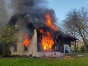 Ein Brand zerstörte die Unterkunft für abgewiesene Asylsuchende in Oftringen AG. Ein Bewohner wurde wegen des Verdachts auf Brandstiftung festgenommen. (Bild: Handout Kantonspolizei Aargau)