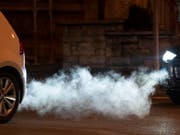 Das für die Senkung der Treibhausgas-Emissionen gesteckte Ziel dürfte beim Schweizer Strassenverkehr nicht erreicht werden. Das zeigt das neuste Treibhausgas-Inventar des Bundes. (Bild: KEYSTONE/GAETAN BALLY)